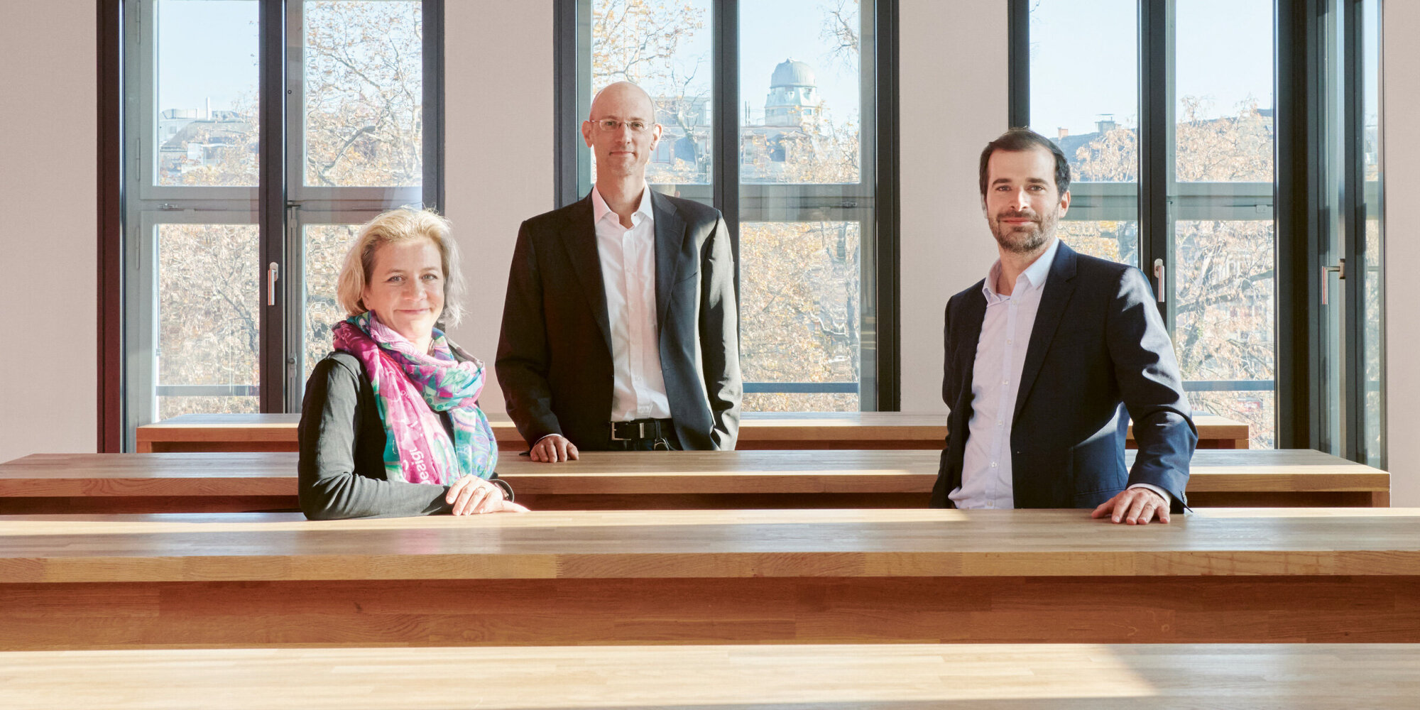 Haben die Mitarbeitenden beim Wechsel der Pensionskasse vorbildlich involviert. (v.l.) Karin Nestler und Daniel A. Camenzind (beide KV Business School Zürich), Tobias Landolt (Zürcher Kantonalbank). (Bild: Simon Habegger)