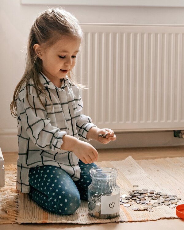 Kleines Kind zählt sein Sackgeld