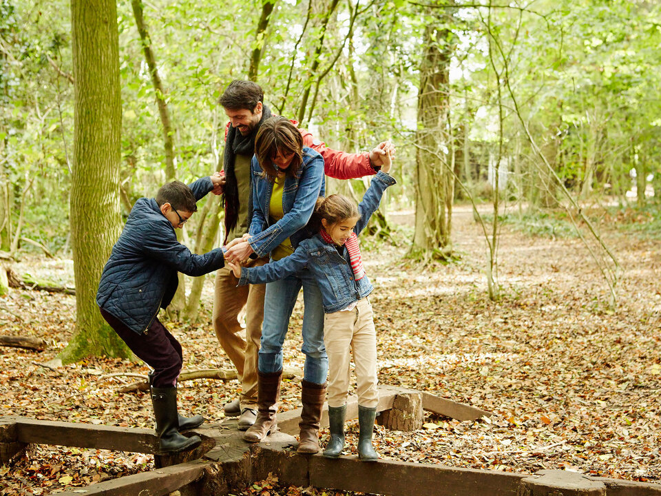 Familie spielt im Wald