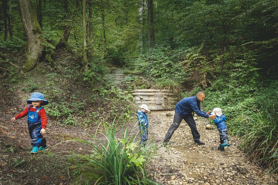 Shiriff Neji, Fachmann Betreuung Kinder, Güxi Waldkinderkrippe Friesenberg, mit Kindern im Wald