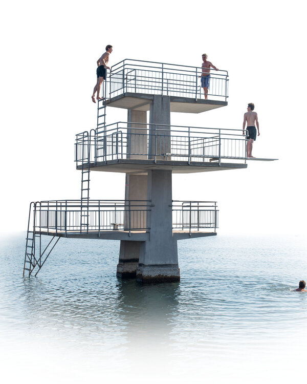 Menschen auf Sprungturm im Zürichsee