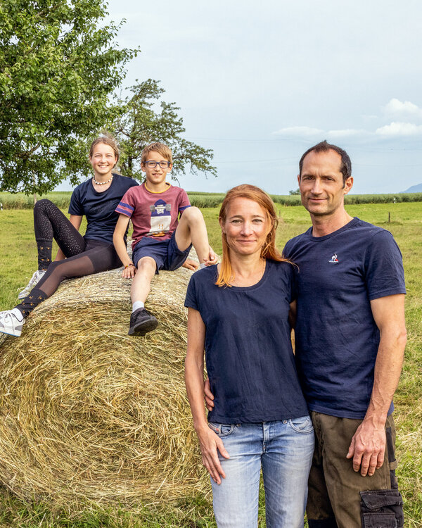 Christian Baer und seine Familie auf einem Feld