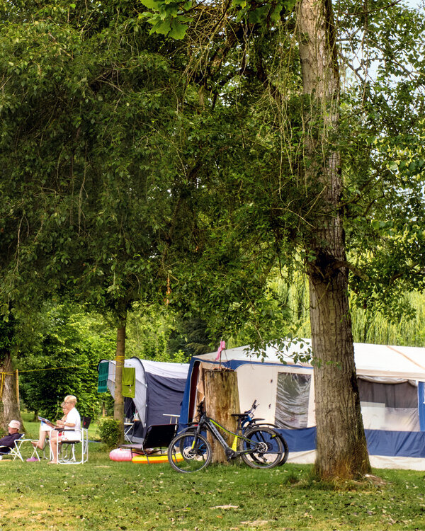 Szene auf dem Campingplatz Gütighausen