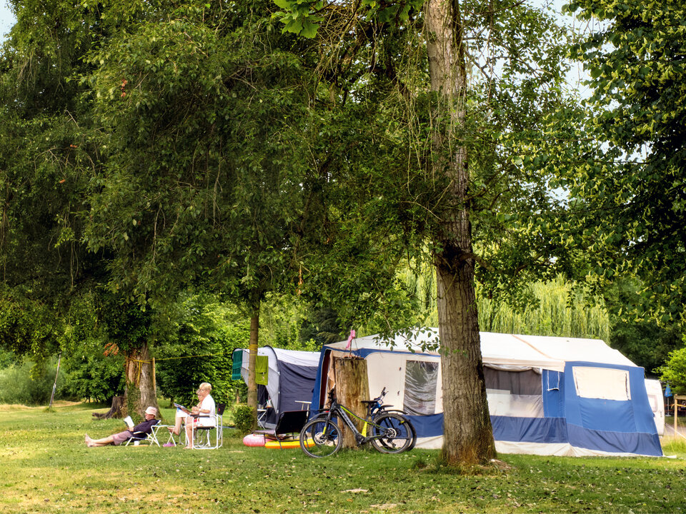 Szene auf dem Campingplatz Gütighausen