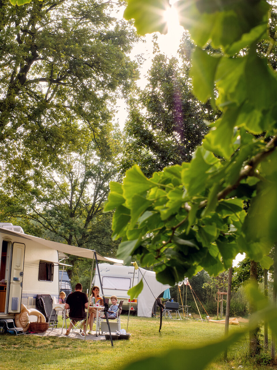 Szene auf dem Campingplatz Gütighausen