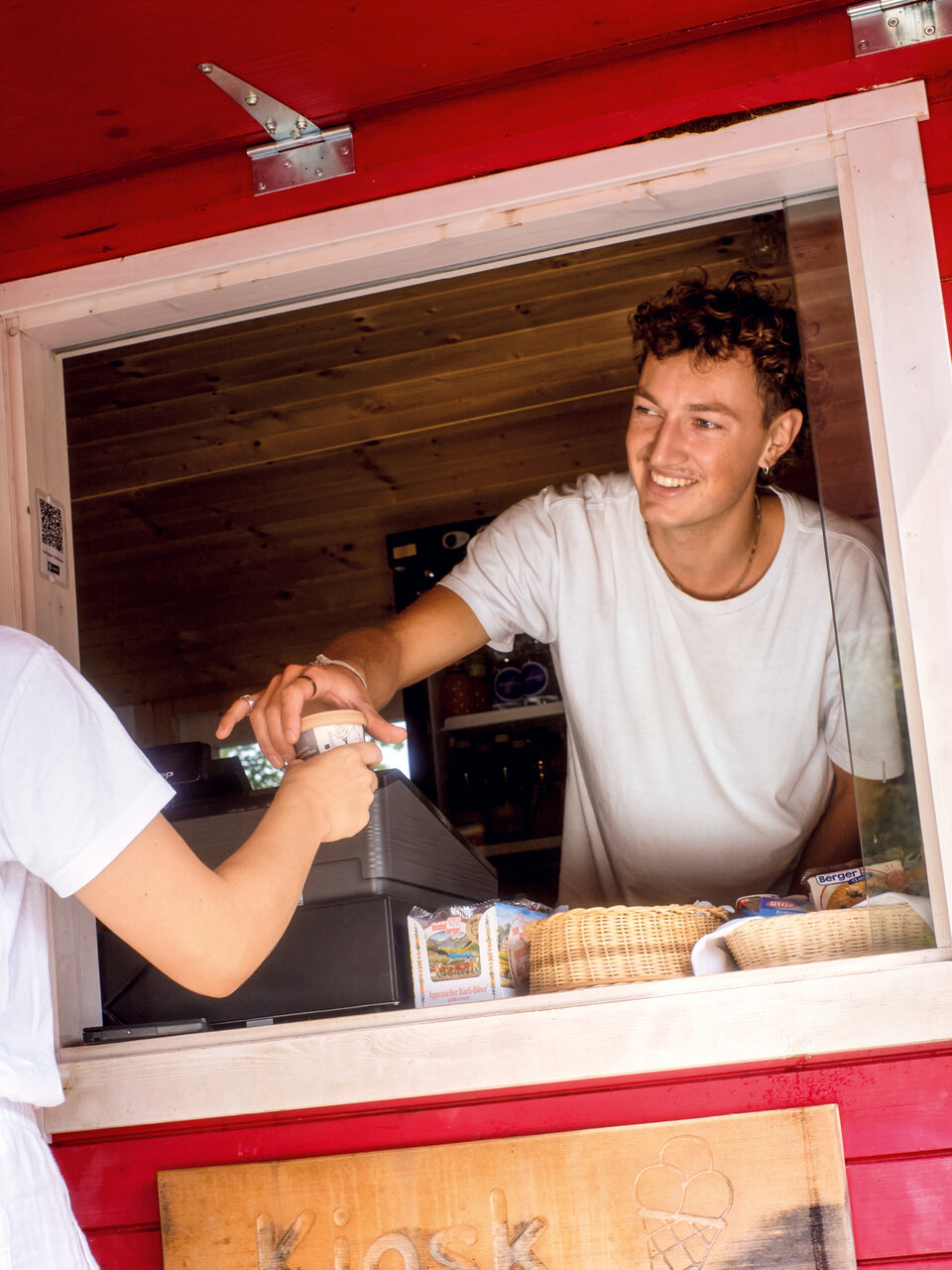 Jonas Keller arbeitet auf dem Campingplatz Gütighausen